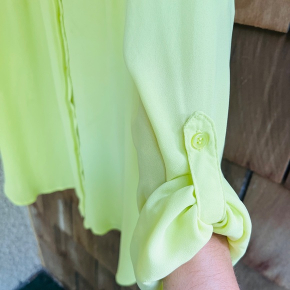 Le Chateau Woman's Yellowish Green Button Up Silk Blouse Shirt Top Roll Tab XL - Picture 9 of 16